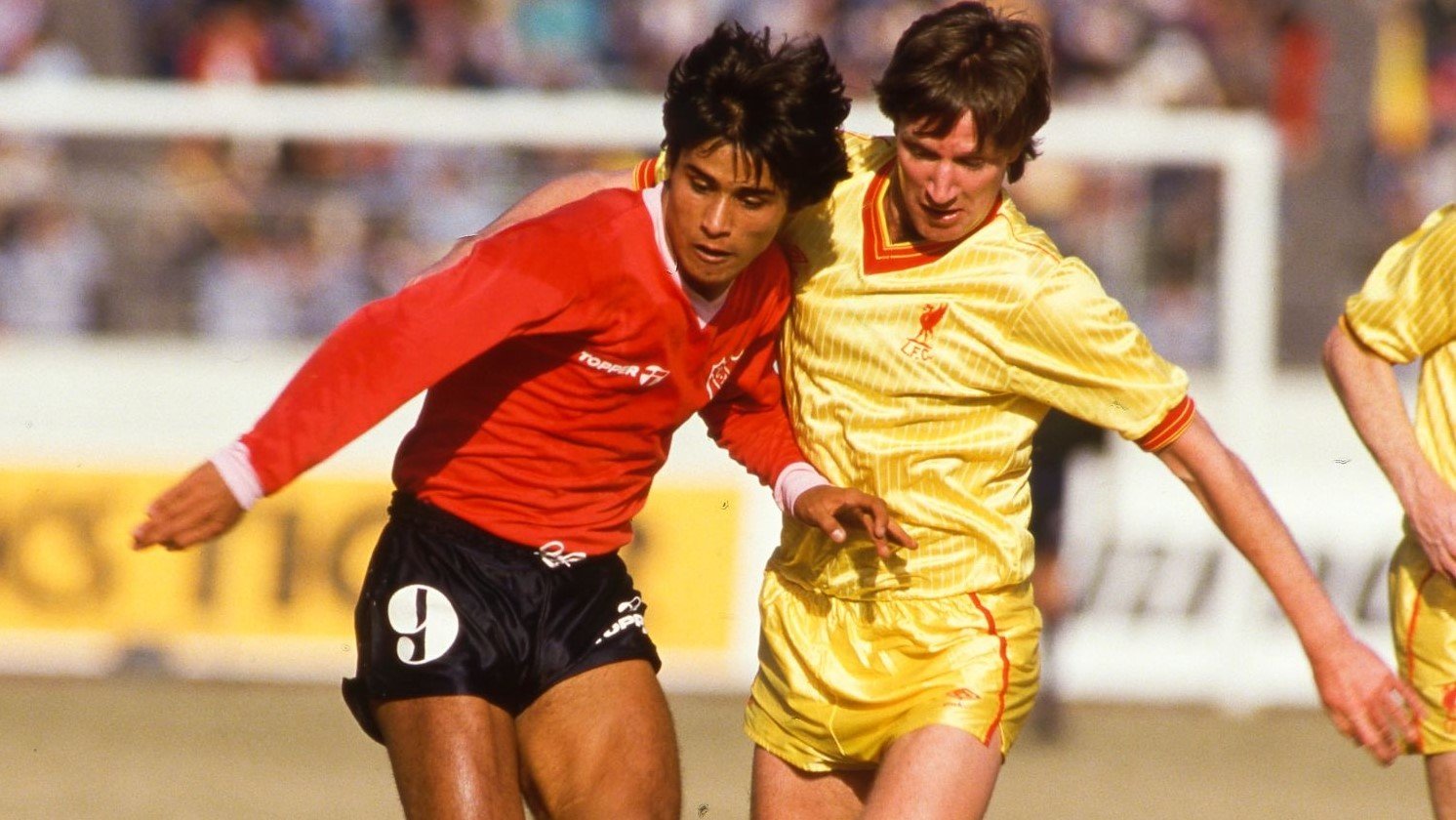 Jose PERCUDANI of Independiente and Steve NICOL of Liverpool during the Intercontinental Cup, Toyota Cup match between Liverpool and Independiente at National Stadium, Tokyo, Japan on 9 December 1984 ( Photo by Alain de Martignac / Onze / Icon Sport )